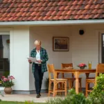 Propriétaire inspectant la toiture de sa maison